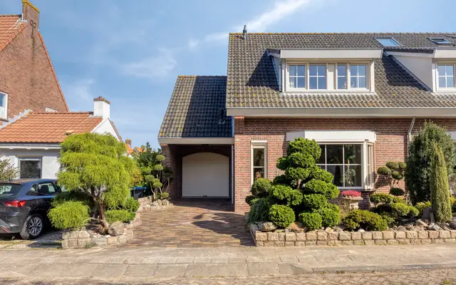 Foto van Nieuwstraat 13, Roelofarendsveen