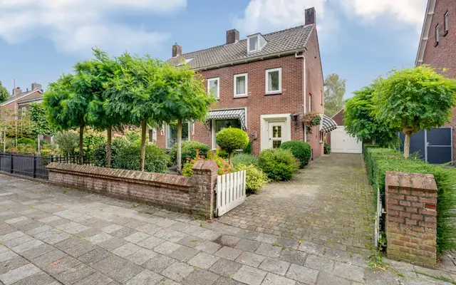 Foto van Burgemeester Sweensplein 23, Rijen