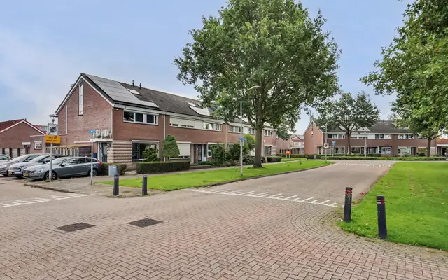 Foto van Van Esscheplantsoen 1, Strijen